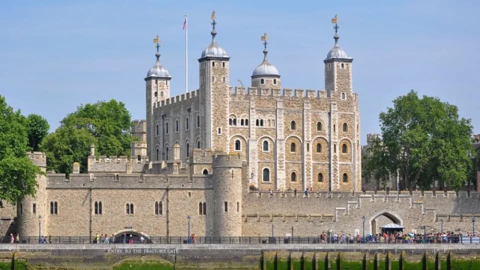 The Tower of London & See 30+ London Top Sights - Image 1